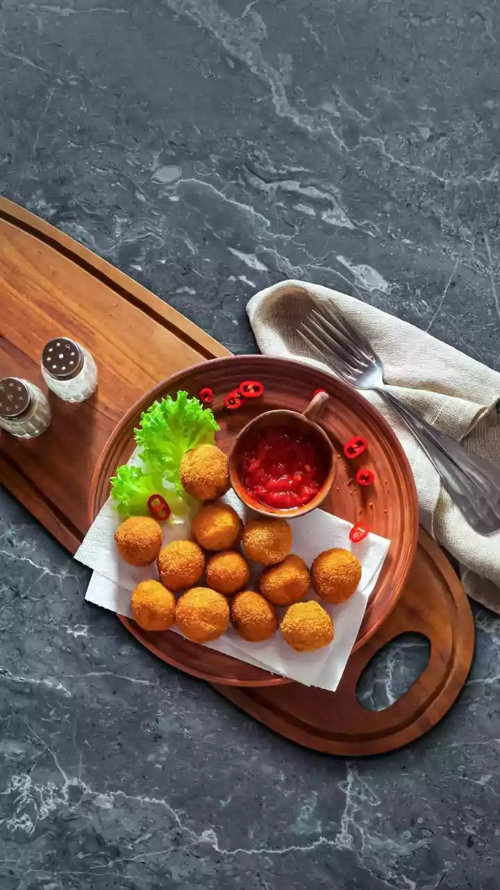Chef's Secret: Crafting Irresistible Cheese Balls for Guests!