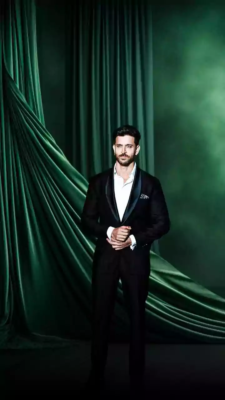 Hrithik Roshan and Saba Azad Delight in ‘Joyful Shadow Dancing’; War Star Shares Limitations of Having a Double Thumb