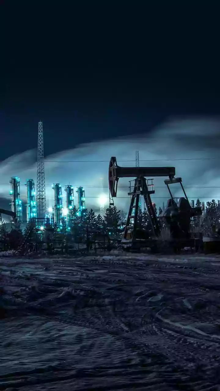 Crude oil futures fall on weak global cues