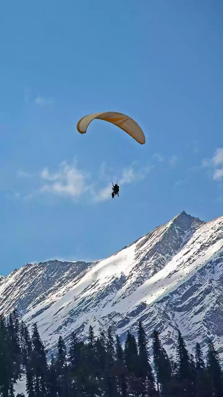 'The Best Part Of Our Marriage': Akshay Kumar Makes Twinkle Khanna Do Adventurous Parachute Jump From Mountain | WATCH