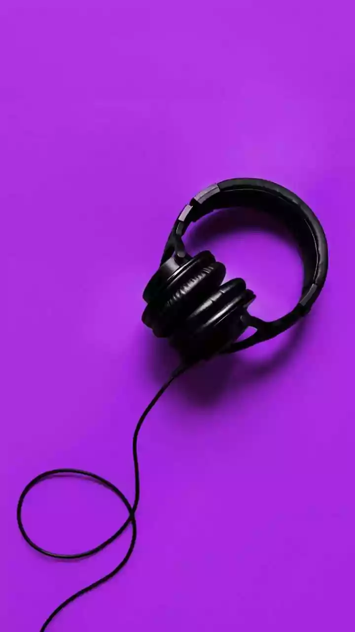 Why Screen-Free Audio Shows Are Revolutionising Evening Entertainment Habits Among Screen-Weary Young Urbanites