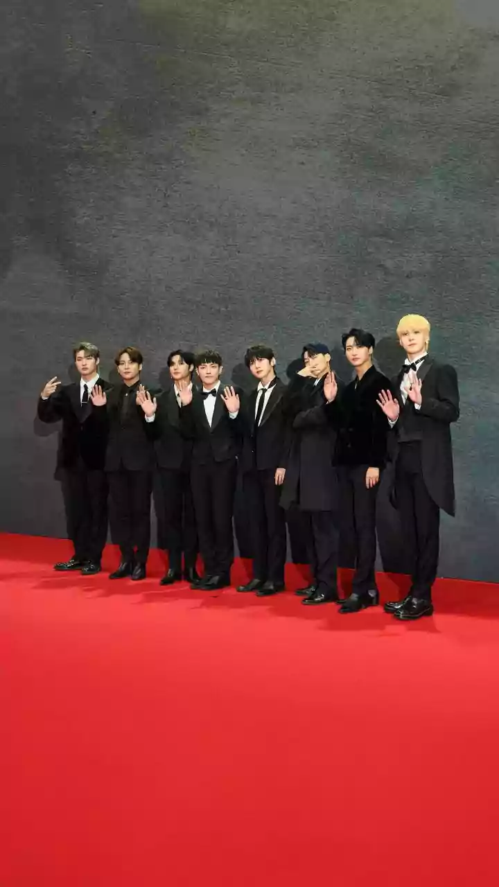 Japanese, South Korean leaders jam to K-pop hits at summit