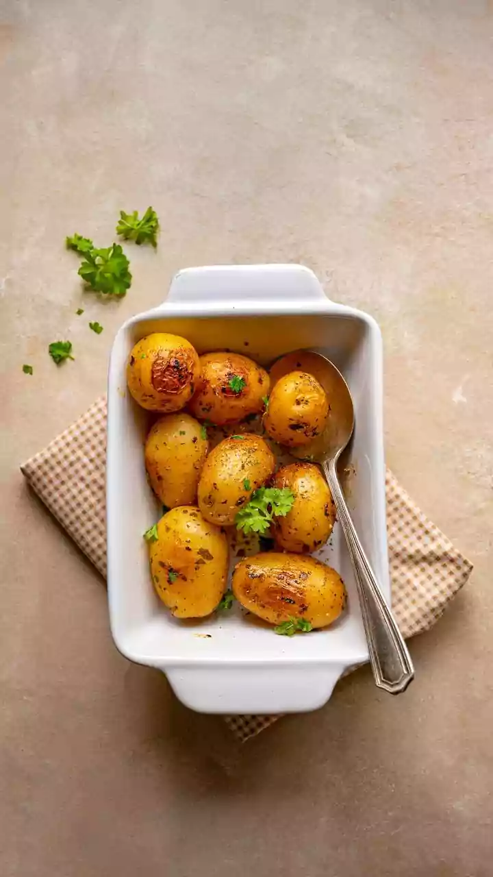Pare de desperdiçar energia: aprenda a cozinhar batata em 8 minutos e mantenha a casca intacta