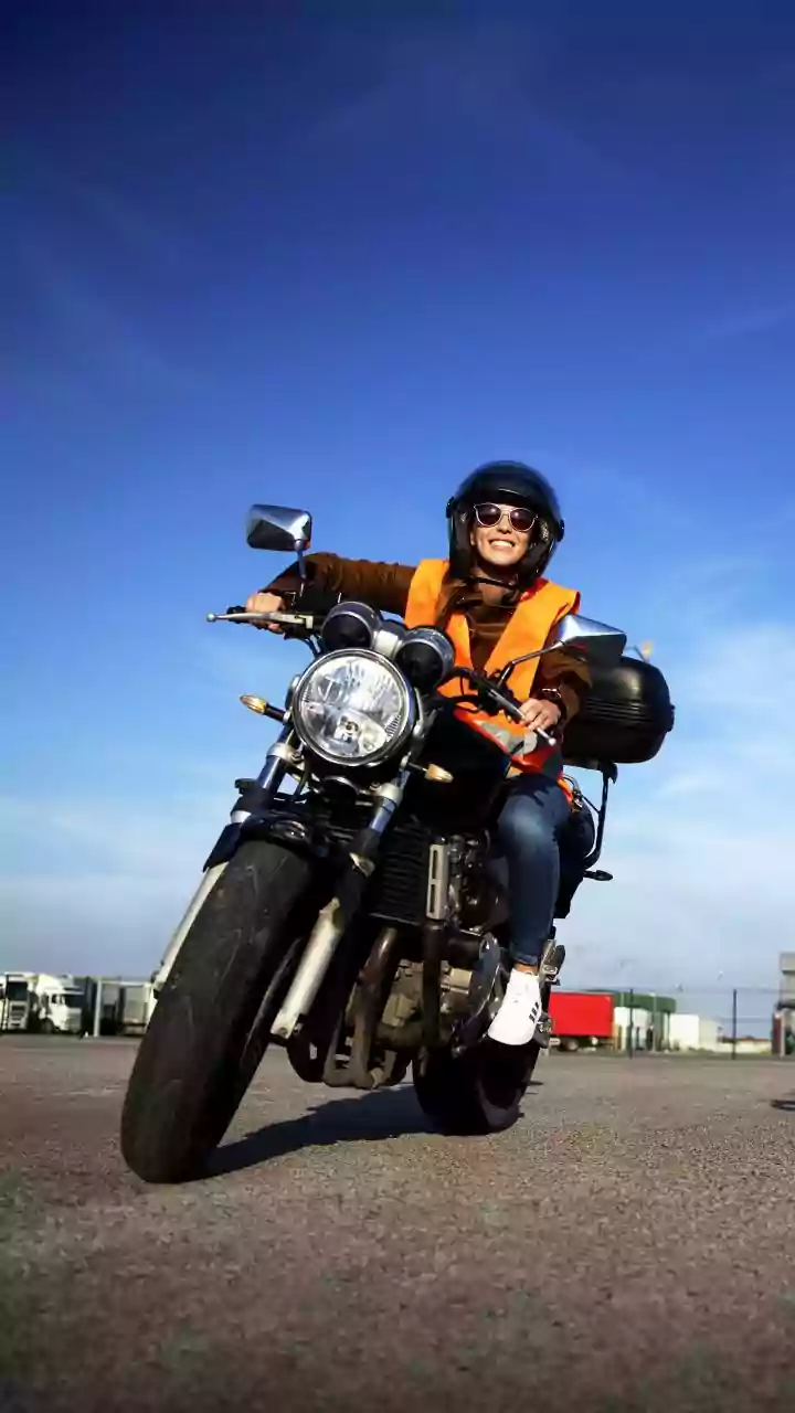 Jangan Asal Cuci Muka, Ini Rutinitas Perawatan Skincare untuk Perempuan yang Sering Naik Motor
