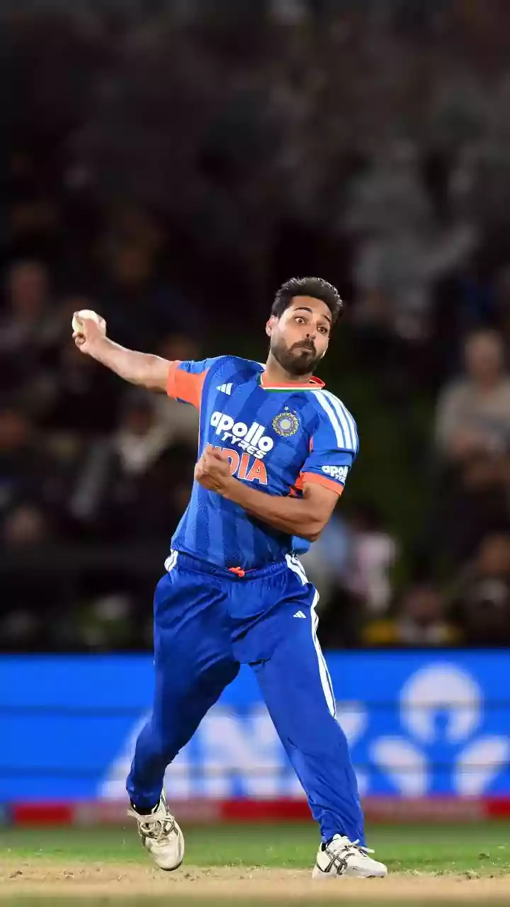 Bhuvneshwar Kumar dismisses Daryl Mitchell in second T20I to record first international wicket in 1434 days