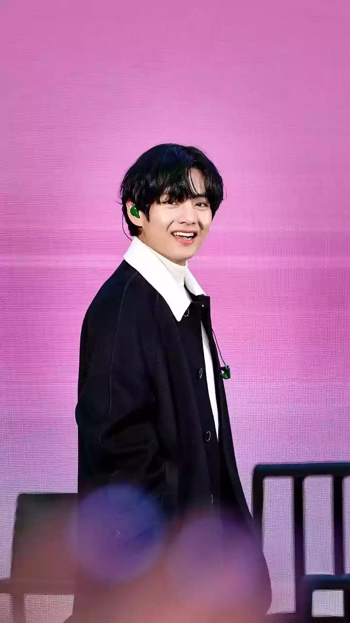 BTS V Turns 30: ARMY Celebrates 'Taehyung Day' By Gifting Airplane, Corner In Palace Of Versailles; Bandmates Post Adorable Video