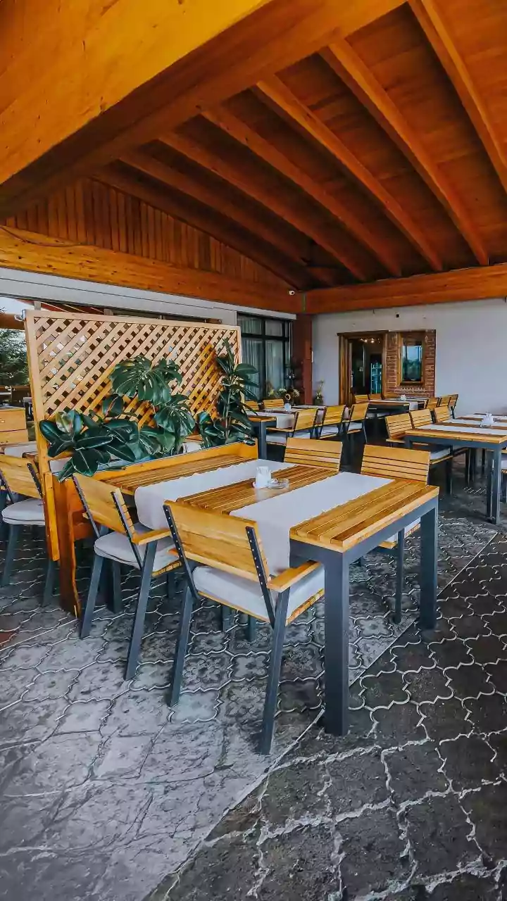 Cosier Seating Gives Single Customers a More Comfortable Restaurant Experience