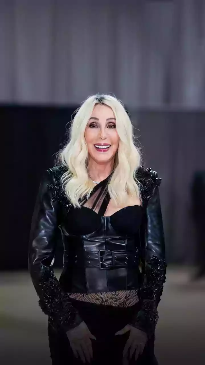 Cher aos 80 anos: relembre os looks mais icônicos da deusa do pop