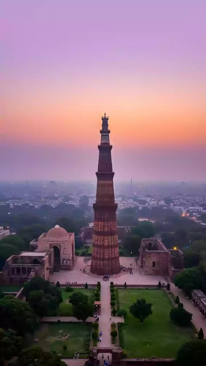 Toxic smog blankets Delhi as air quality continues to be 'very poor'