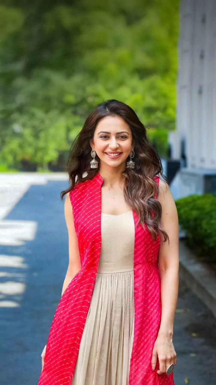 Rakul Preet Singh: Smoky Eye Secrets Unveiled!