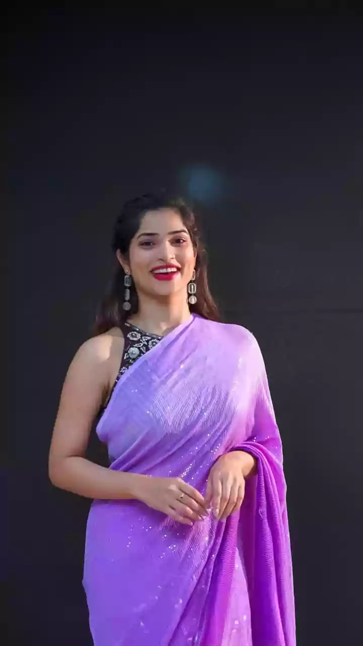 Easy Festive Hairstyles For Effortless Coordination With Traditional Outfit Choices