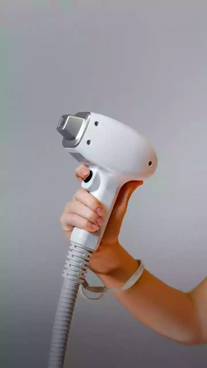 Depilação íntima dói? Entenda como funciona o procedimento com laser