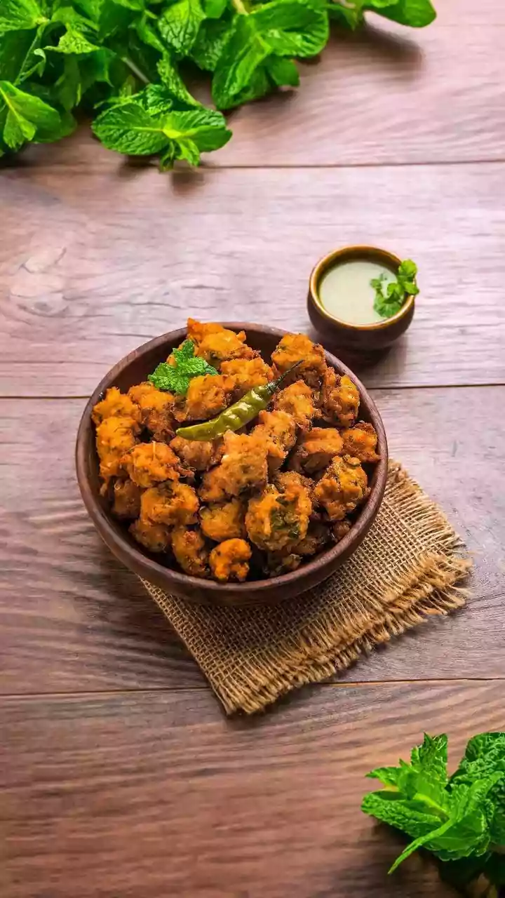 Chai and Pakora Cravings Guide: How Indian Food Lovers Can Understand Rainy-Day Comfort Eating