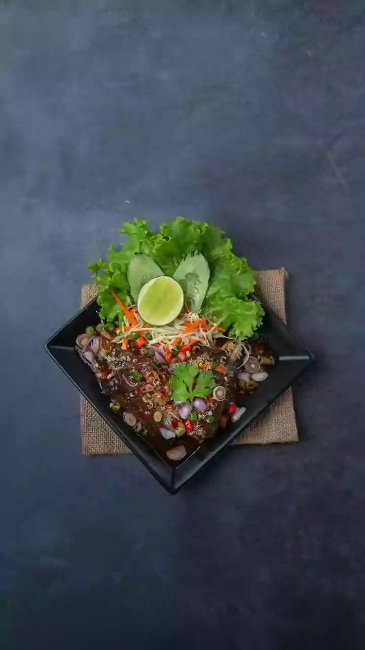 Quer uma refeição leve? Aprenda salada proteica de atum fácil e cheia de sabor