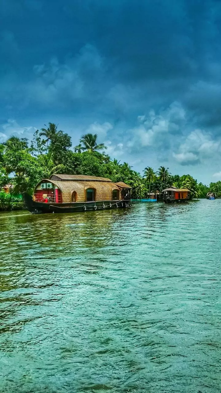 Heavy rain lashes Kerala, two die; orange alert in five districts