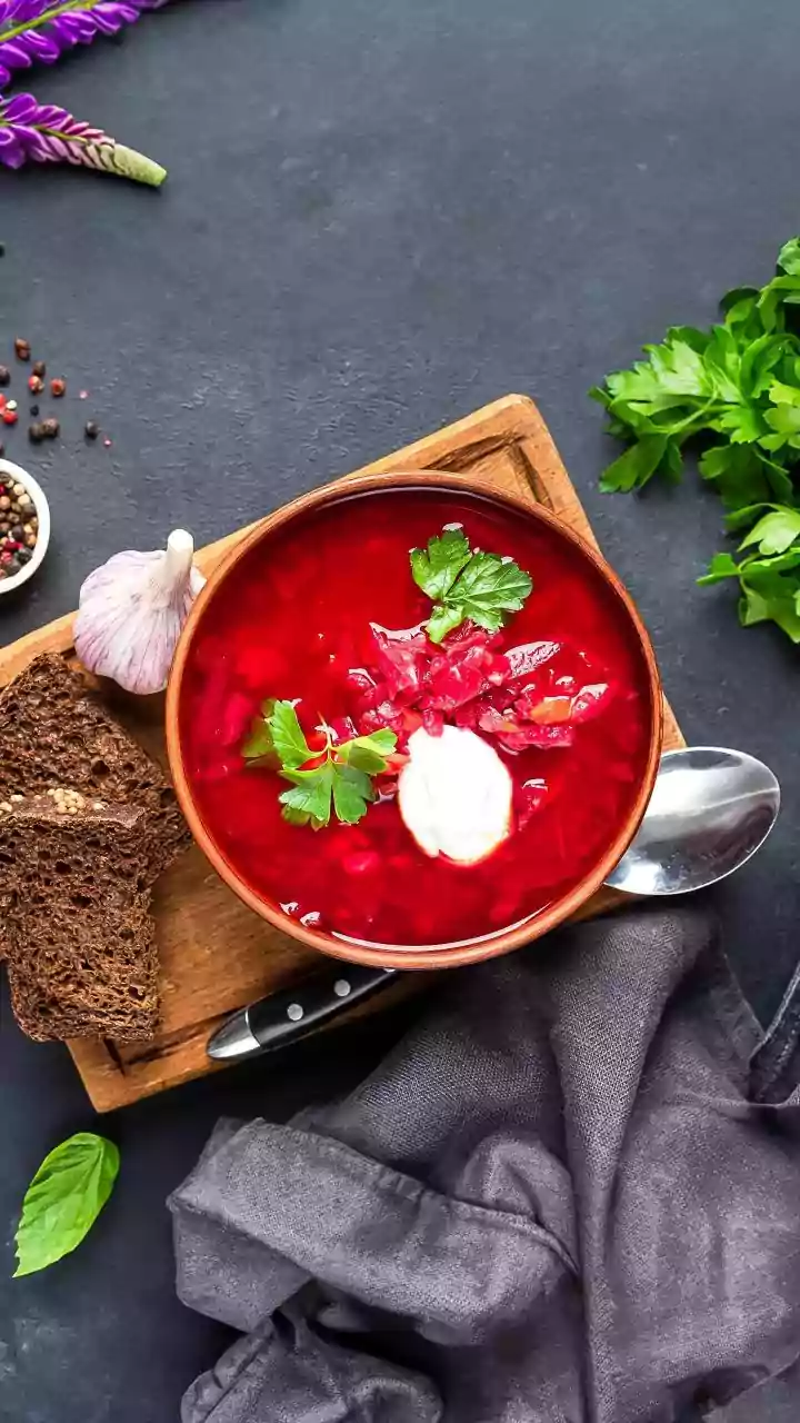 Effortless Vegetarian Borscht: A Flavorful Beet & Cabbage Soup