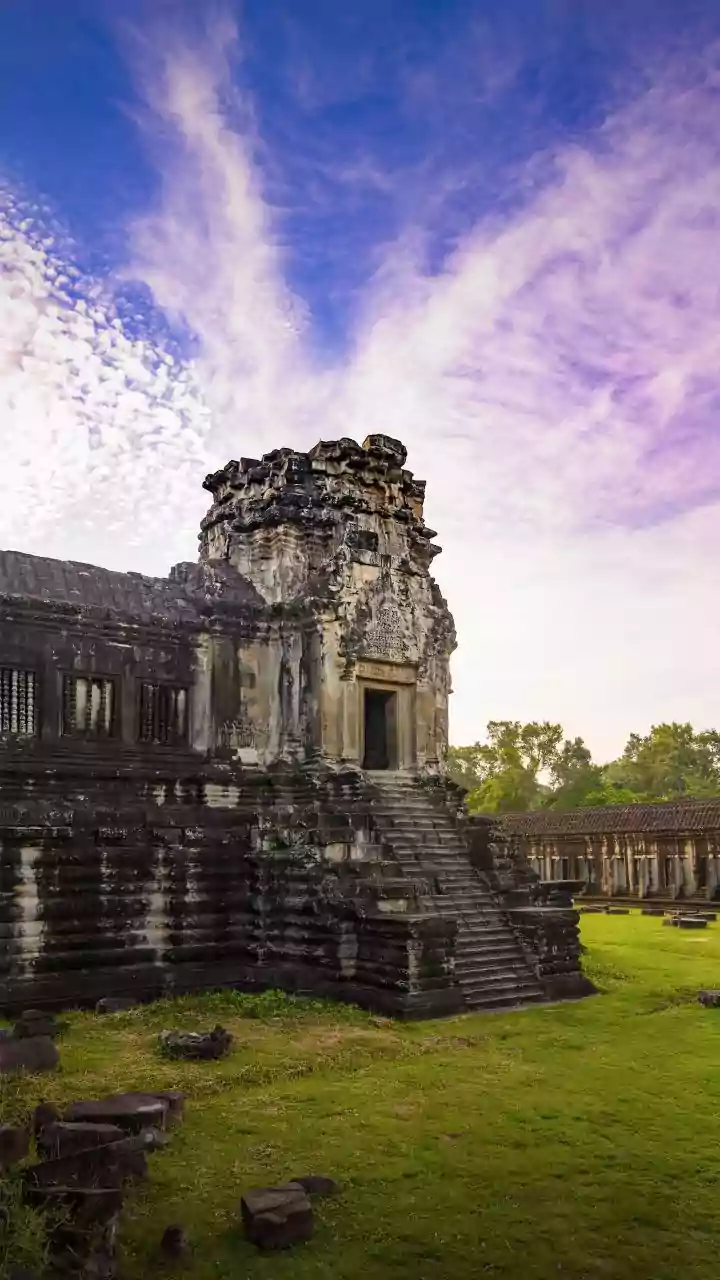 Thailand works to repatriate thousands stranded at Cambodia border crossing