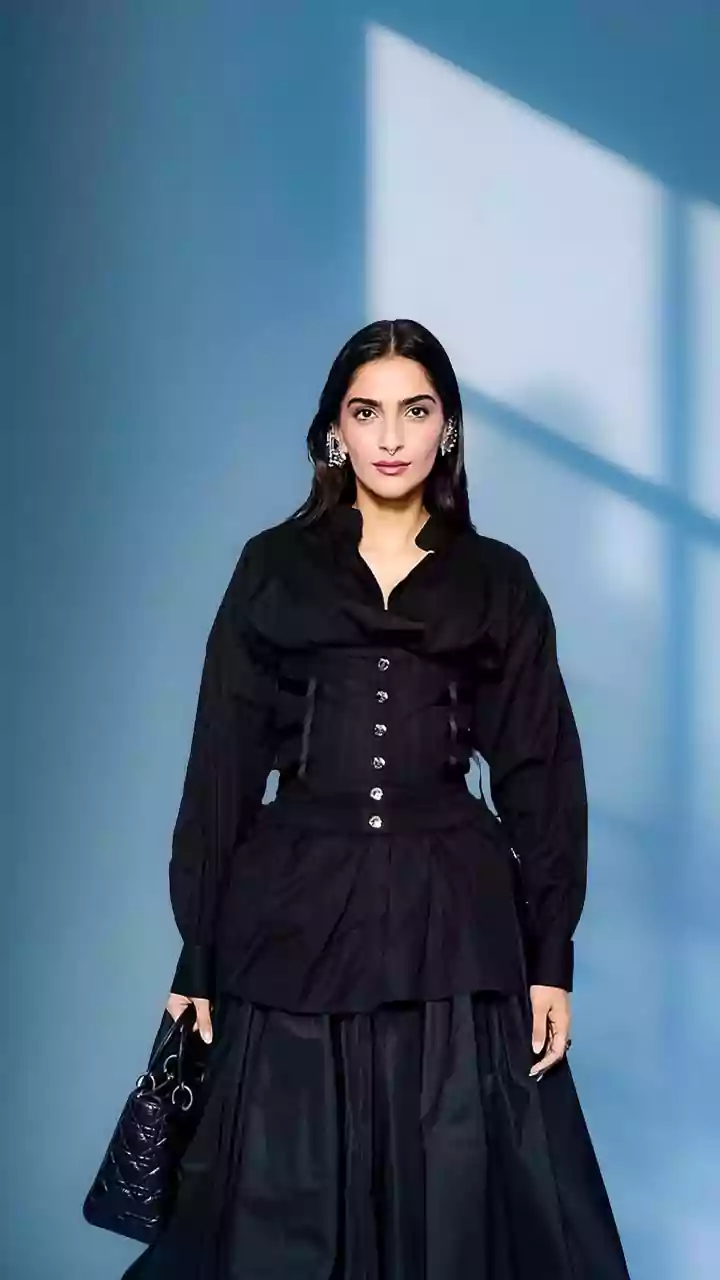Sonam Kapoor's Chic Black Look: Pregnancy Style