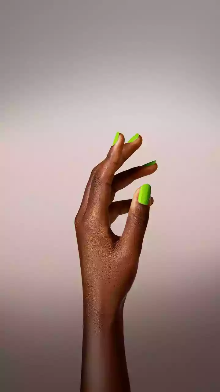 Água gelada seca o esmalte mais rápido? Descubra se é verdade ou mito