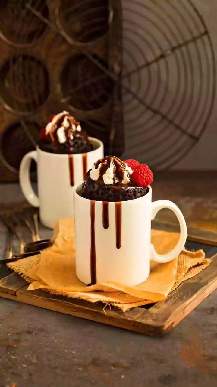 Bolo de caneca proteico com whey fica pronto em 1 minuto e salva o lanche da tarde
