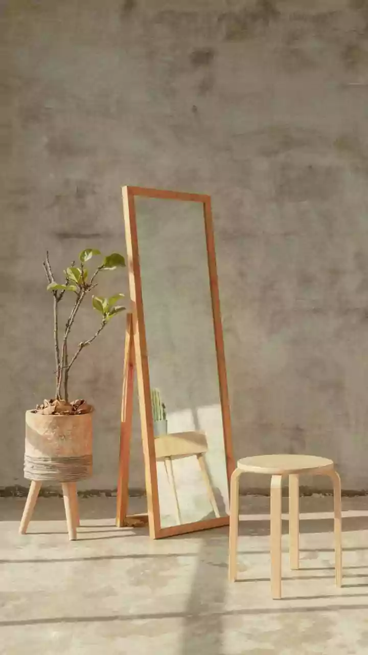 Traditional Lippan Kam Wall Decor Offers Natural Texture And Light Reflection For Urban Apartment Interiors