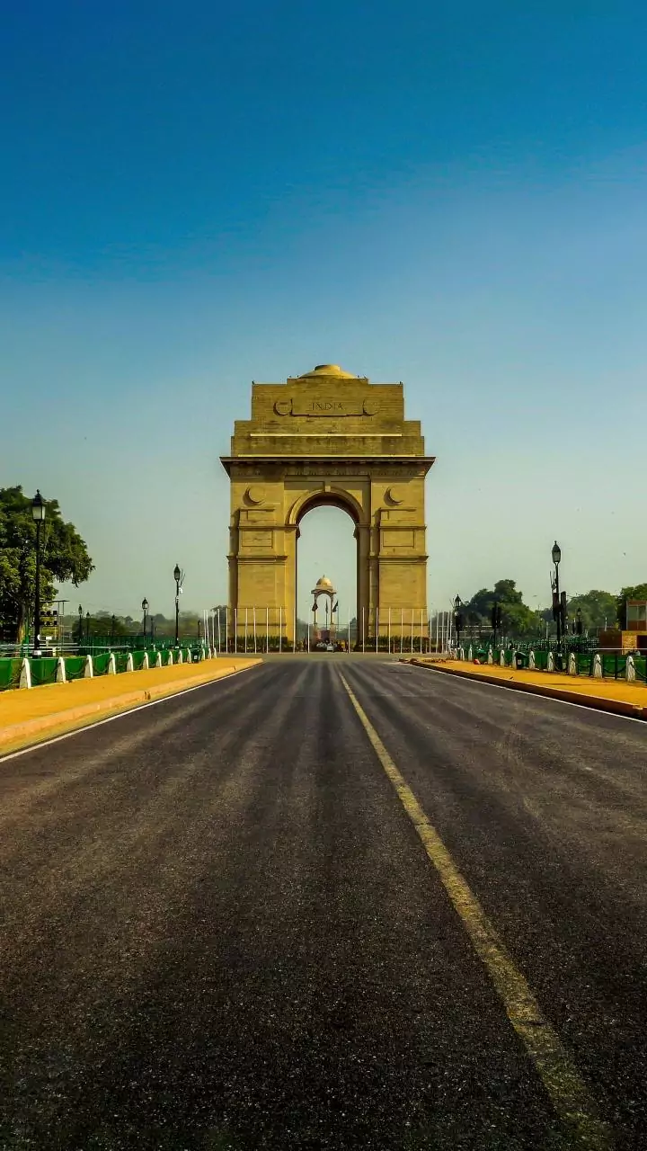 Delhi's air turns "severe+;" strict anti-pollution rules kick in