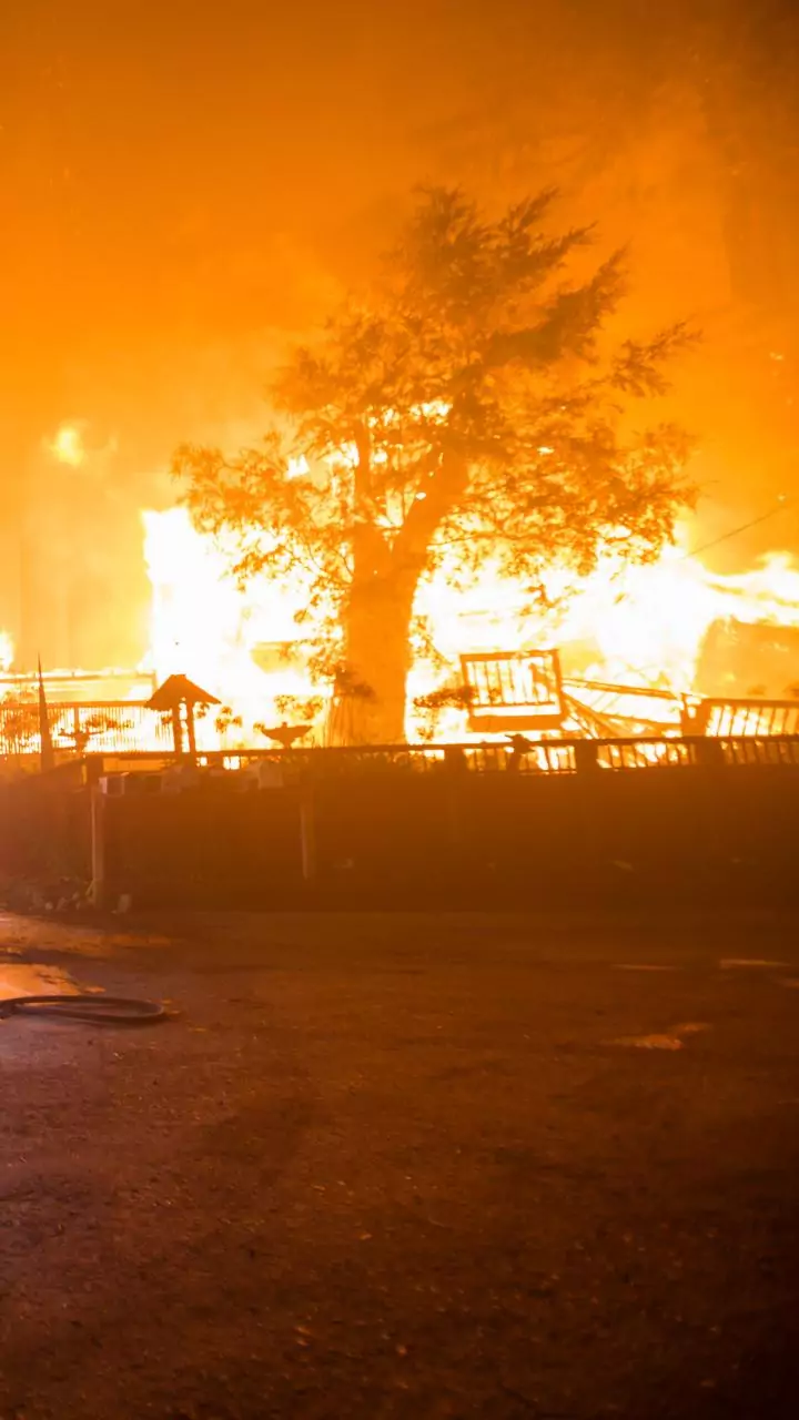 Fire guts Nonadanga slum in Kolkata, many rendered homeless