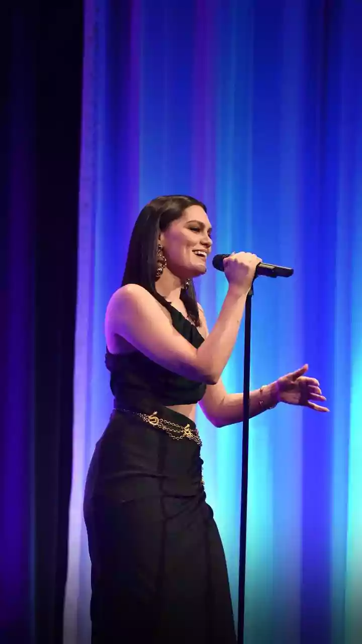 Jessie J revela remissão do câncer de mama e comemora