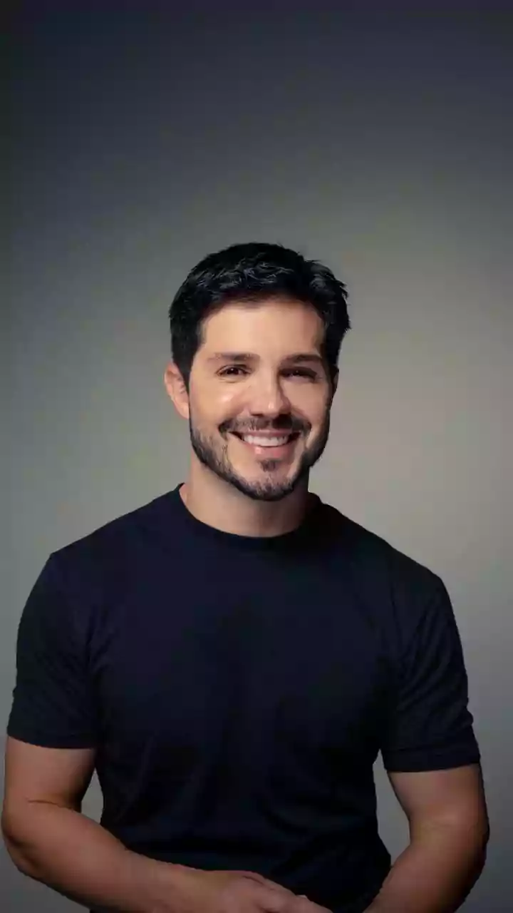 Ator de novelas da Globo, Igor Cosso se casa com bailarino da Dança dos Famosos