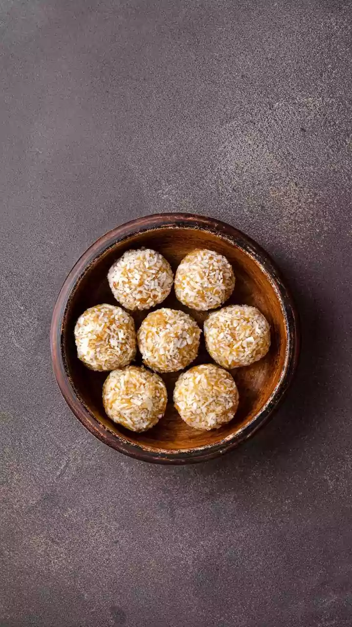 How To Make High-Energy Date-Nut Balls To Beat Afternoon Hunger Cravings At Work
