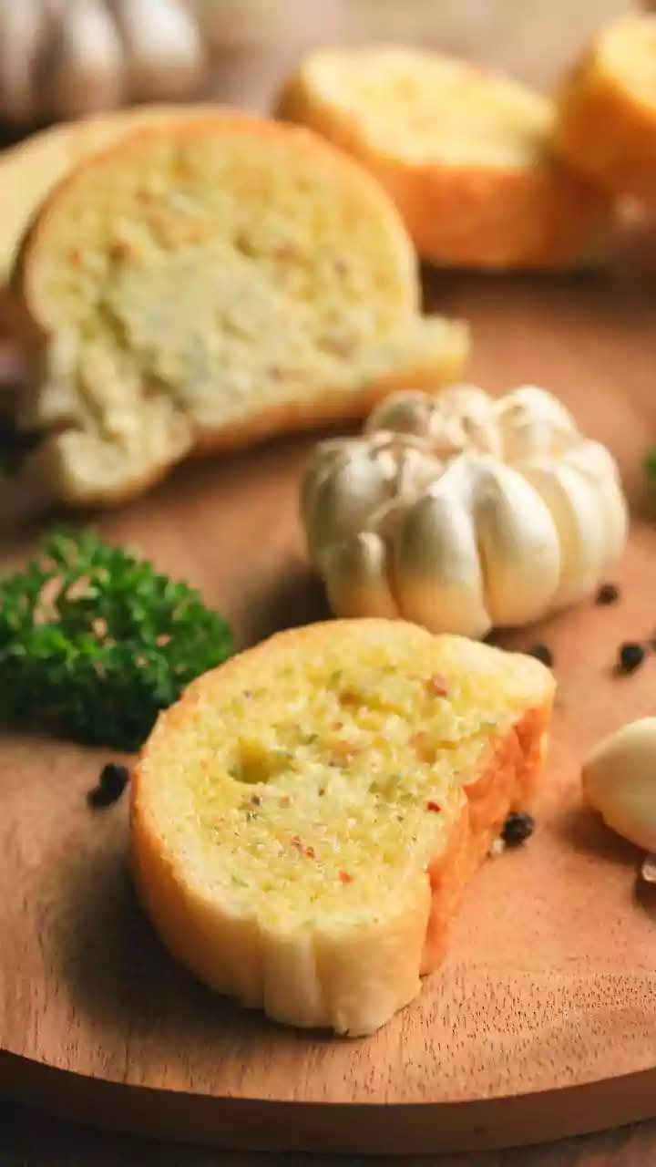 Pasta With Garlic Bread Is a Common Example of Double Carbing