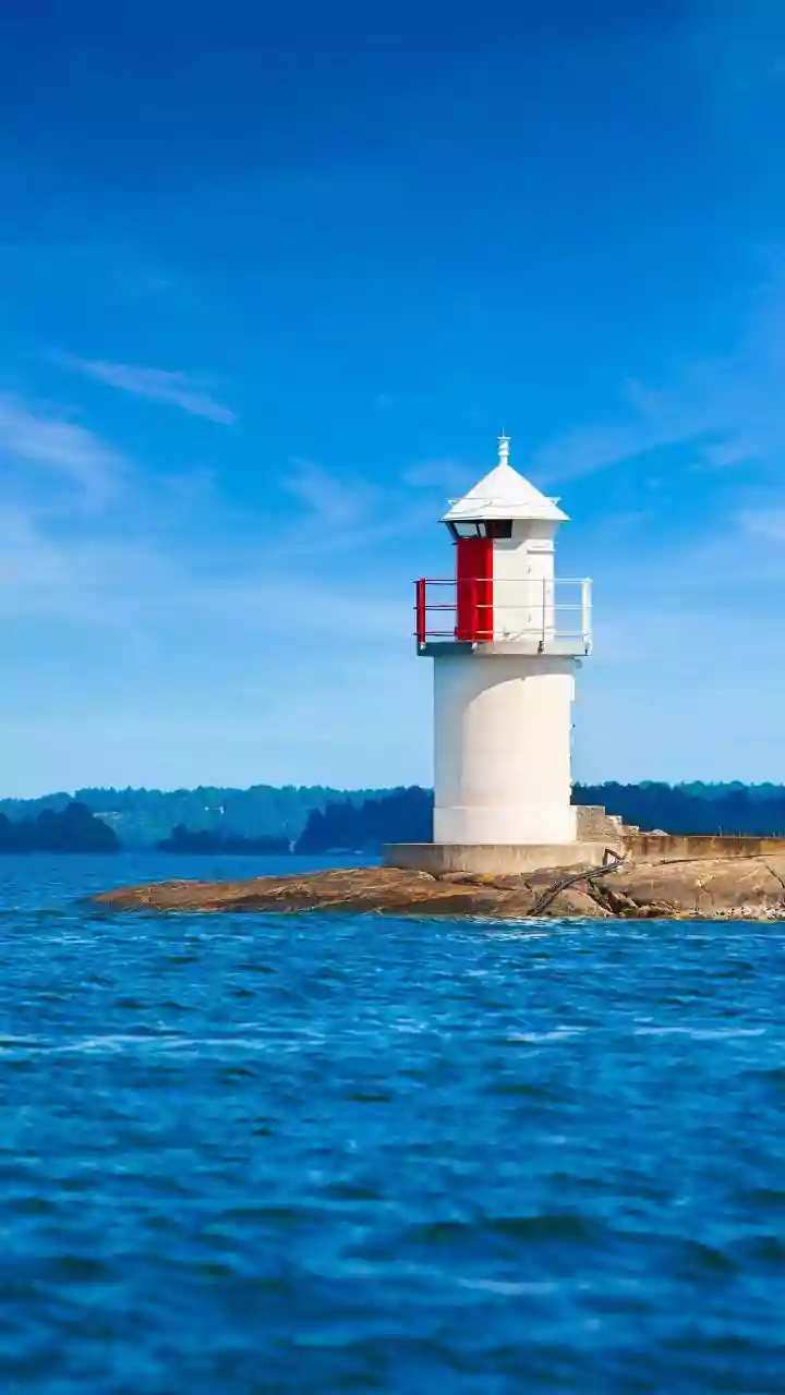Escape to Rose Island: An Off-Grid Lighthouse Retreat with Unforgettable Ocean Views