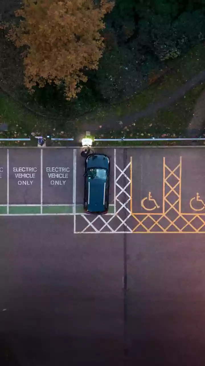 Projeto de lei quer multar motoristas que ocuparem vagas de carros elétricos