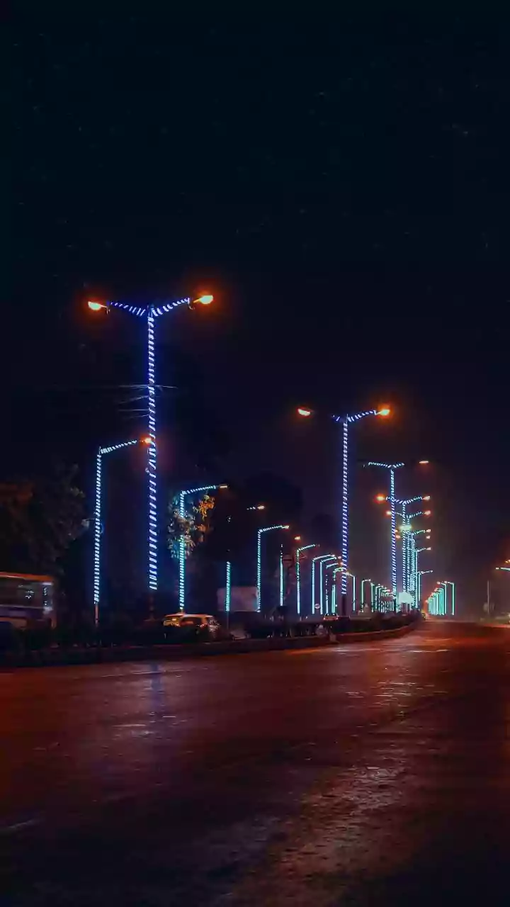 Delhi's Chilly Dip: Temperatures Plunge & Fog Rolls In