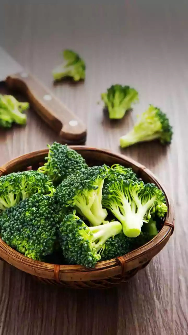 Qual a melhor maneira de cozinhar o brócolis para preservar seus nutrientes?