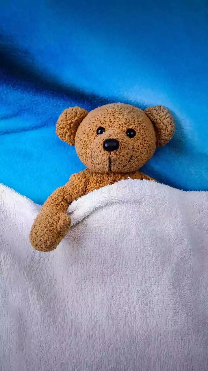Dorme coberto até no calorão? A psicologia explica o motivo secreto desse hábito