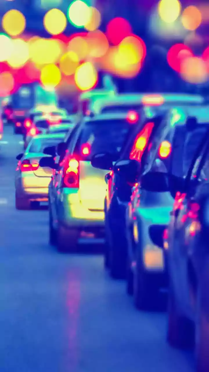 Car pooling app, ₹2,700 crore to MCD and more: Delhi announces measures to curb pollution