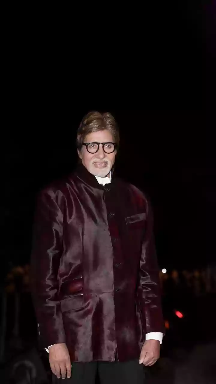 Amitabh Bachchan Gets Mobbed By Fans At Surat Airport, Video Goes Viral | Watch