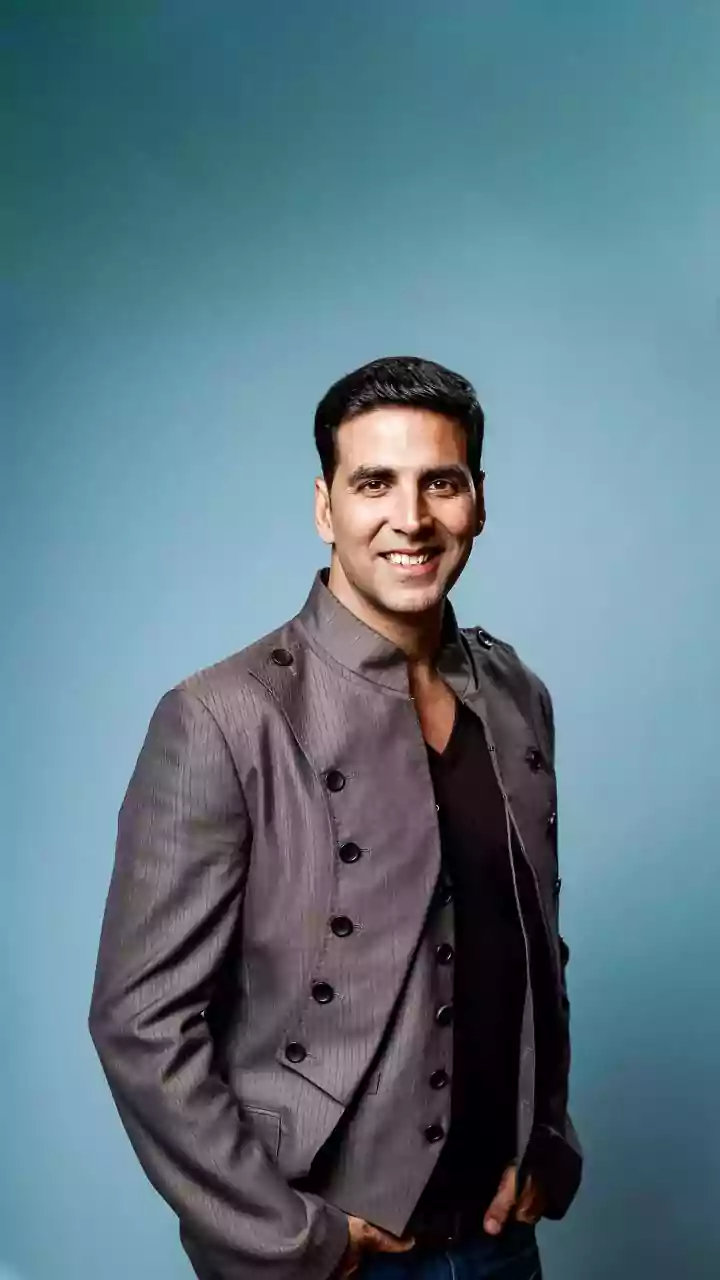 Akshay Kumar and Twinkle Khanna Mark Their Thrilling '25th Anniversary' with Paragliding: Cheers to the Adventure - WATCH