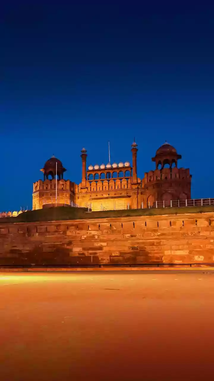 Delhi-NCR Faces Bitter Cold & Severe Air Pollution Amid Orange & Yellow Alerts