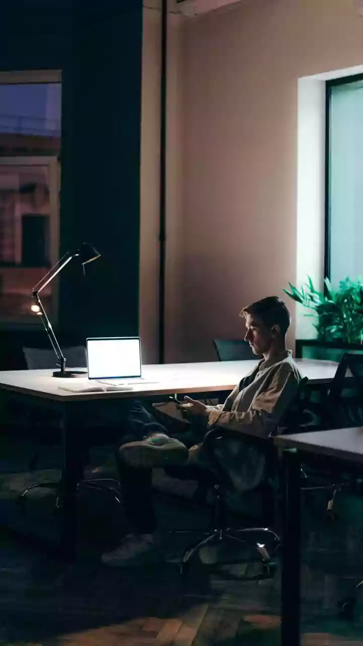 How Corporate Newcomers Set Boundaries Using Unplugged Evening Rituals