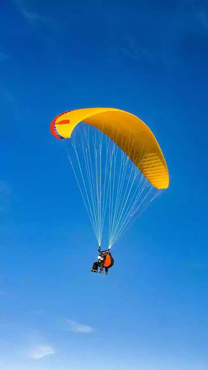 Akshay Kumar And Twinkle Khanna Go Paragliding On Their 25th Wedding Anniversary | Watch