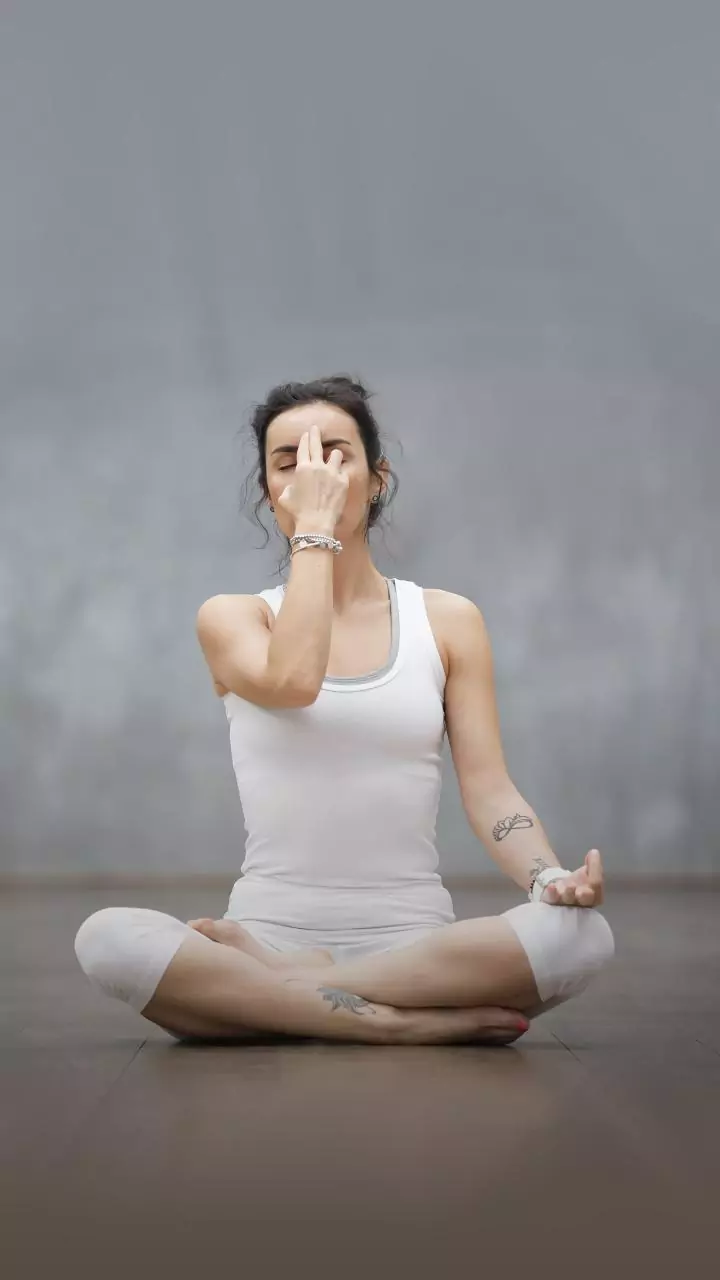 Uma pessoa que nunca meditou antes deve começar com respiração guiada primeiro e depois passar para a meditação em silêncio, alternando entre os do...