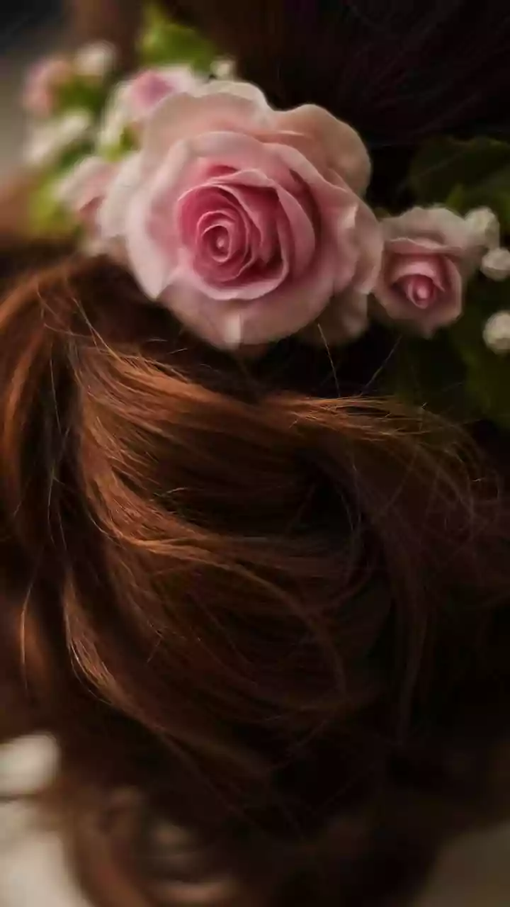 Attending a winter wedding? Sport rose bun, stun everyone