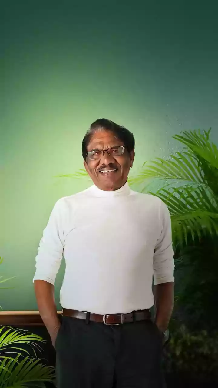 TN CM Vijay Turns Emotional At Bharathiraja’s Funeral, Announces State Honours For Last Rites