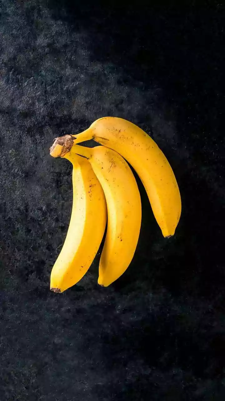 A Dietitian Explains How Apples Trigger Banana Ripening