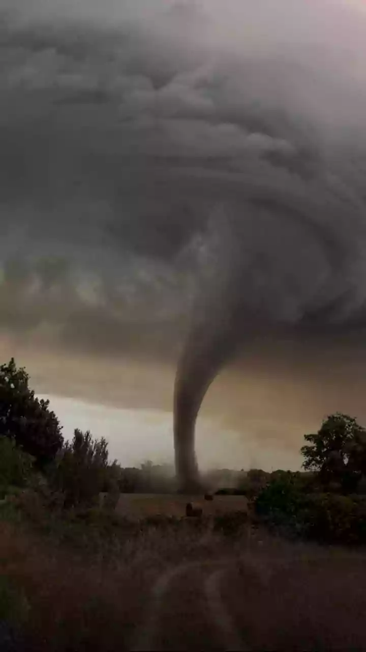 Tornados causam destruição nos EUA e preocupam jogos da Copa do Mundo.Vídeo
