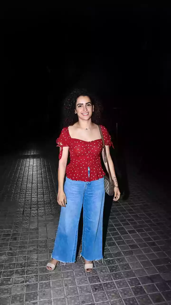 Sanya Malhotra Surprises Fans At Sunidhi Chauhan's Concert In Delhi, Crowd Goes Wild As Duo Grooves To Aankh – VIDEO