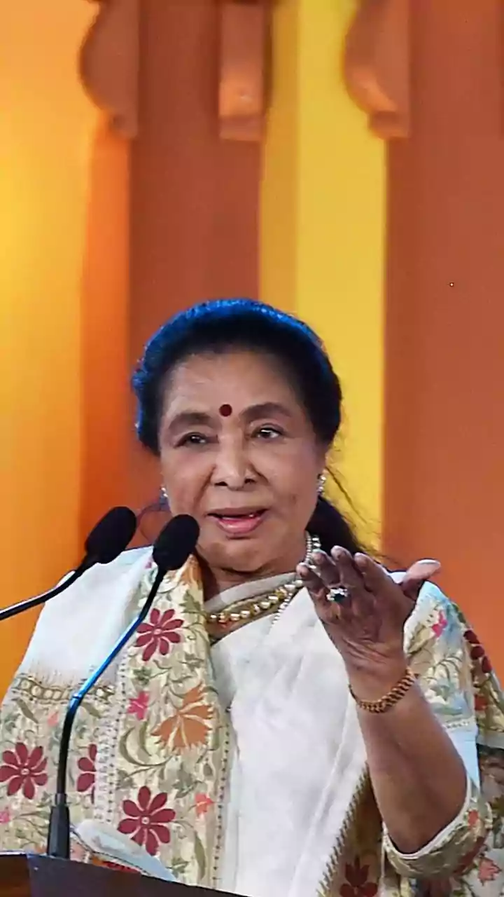 Asha Bhosle Antim Darshan: Granddaughter Zanai Struggles To Hold Back Tears, Breaks Down