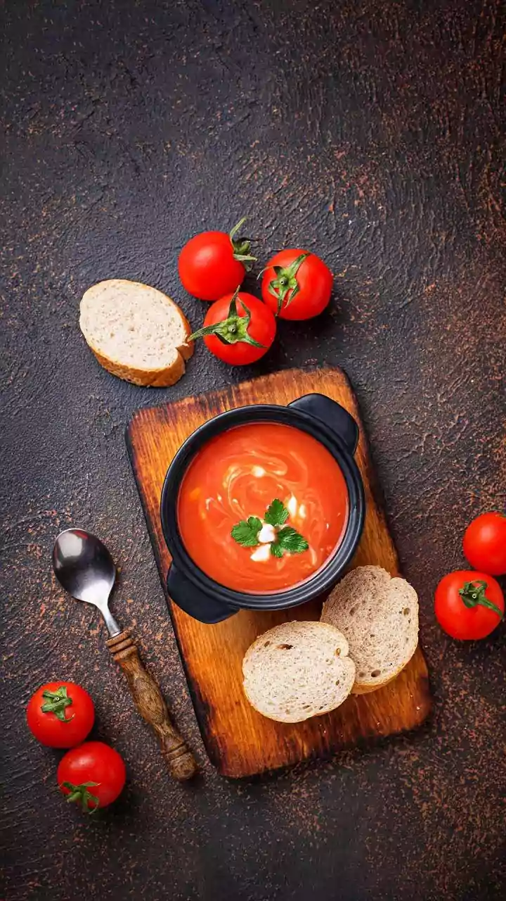 Sopa de tomate com queijo quente - é prática e rápida de fazer!
